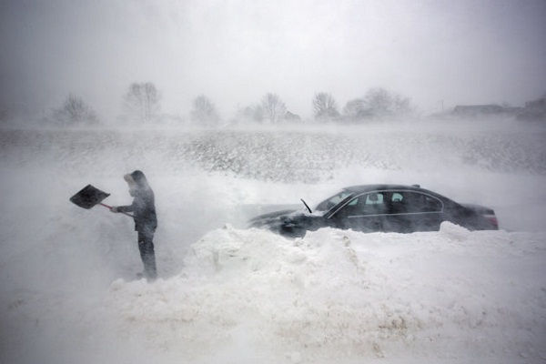 Blizzard hammers U.S. Northeast, five dead, 700,000 lose power