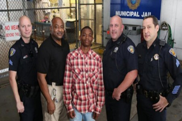 [Watch] Arrested Handcuffed Teen Hailed a Hero After Saving Cop’s Life