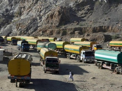 Pakistan keeps ban on NATO trucks