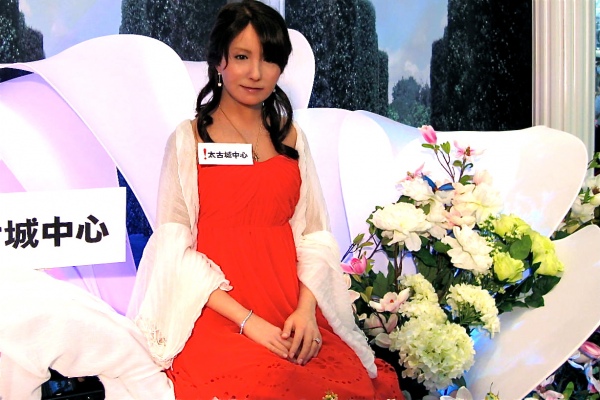 Woman or Machine? Sophisticated Japanese She-Bot Blurs the Line