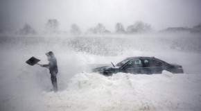 Blizzard hammers U.S. Northeast, five dead, 700,000 lose power