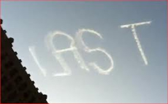 Chemtrail PILOT WRITES “LAST CHANCE” WITH HIS JET ABOVE NYC