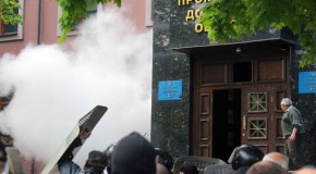PHOTOS: Tear gas in Ukraine’s Donetsk as activists seize Prosecutor’s Office