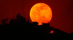 Supermoon rising over Earth this weekend