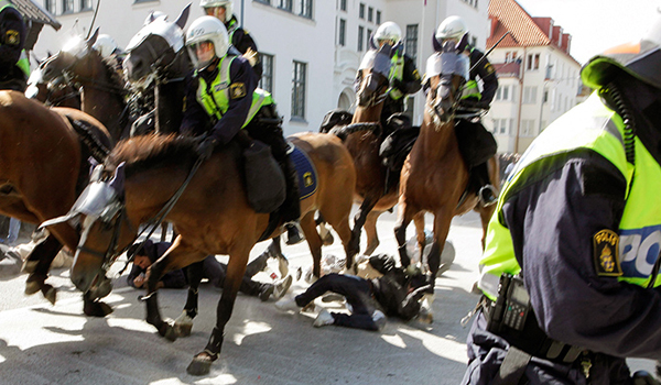 Brutal charge Swedish horse police trample anti-Nazi rally (GRAPHIC VIDEO)