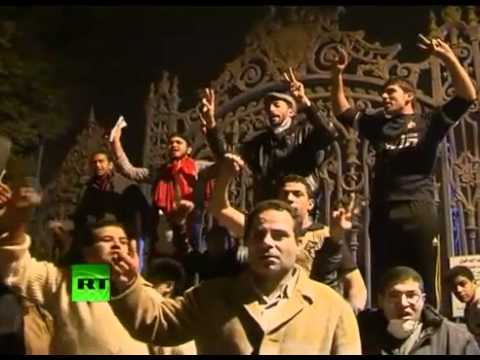Live video of night unrest_ fire & looters in Cairo_ Egypt (مصر) reported by RT.flv