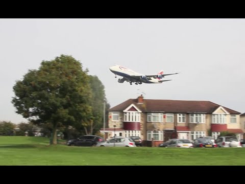 Low flying aircrafts at Heathrow British Airways Boeing747 nearly touch the tree