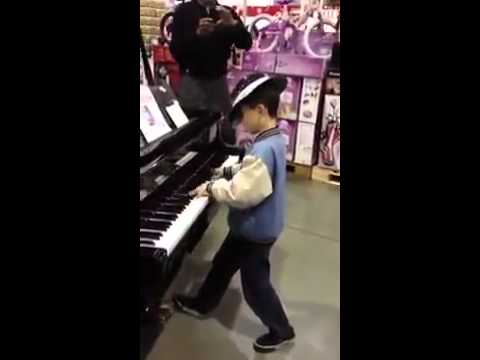 Kid randomly plays piano in toy store, blows everyone