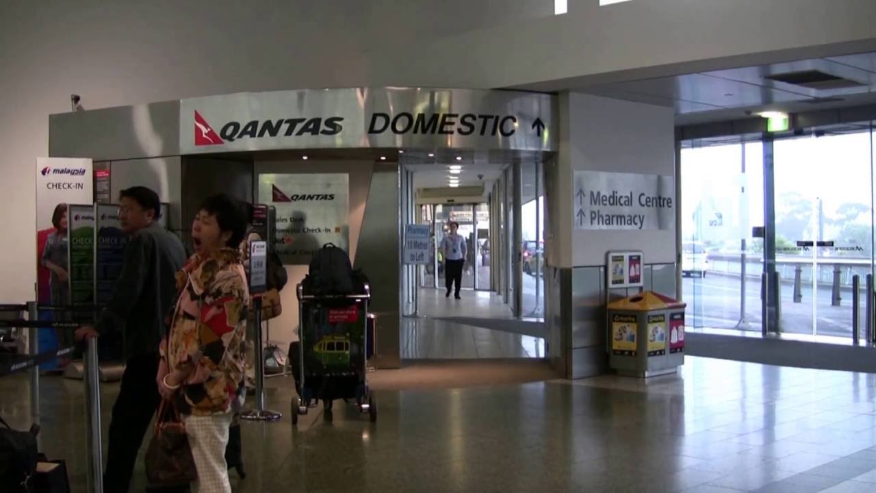 Australia: Melbourne Airport Arrival and Departure, Dec 2010