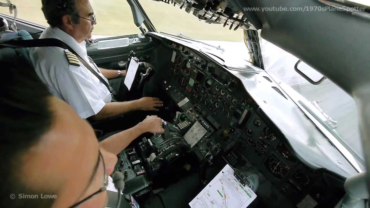 Cockpit video – Boeing 737-200 – landing at Cancun Airport, Mexico.